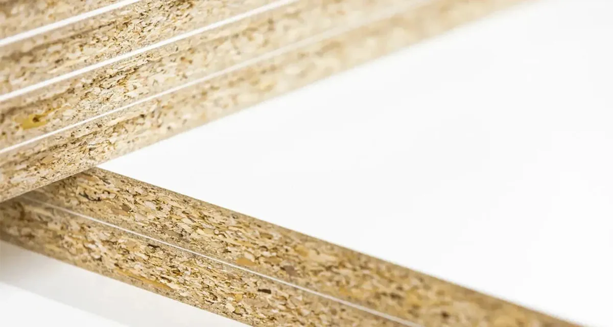 Chipboard ve plywood özelliklerini karşılaştıran tablo: dayanıklılık, maliyet, ömür ve nem direnci.