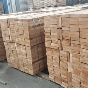 Tábuas de madeira serrada de qualidade para móveis, para decoração de interiores e marcenaria.