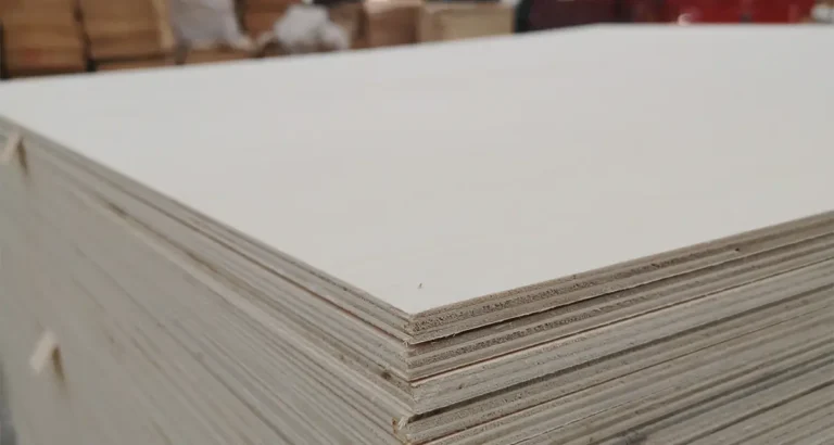 Láminas de madera contrachapada apiladas para armarios que muestran las capas y la estructura de la chapa de madera.