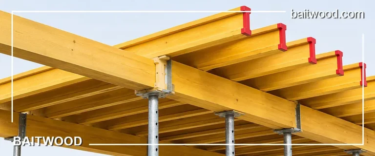 En una obra de construcción se compara la madera tradicional con las vigas de madera H20 para sistemas de encofrado modernos.