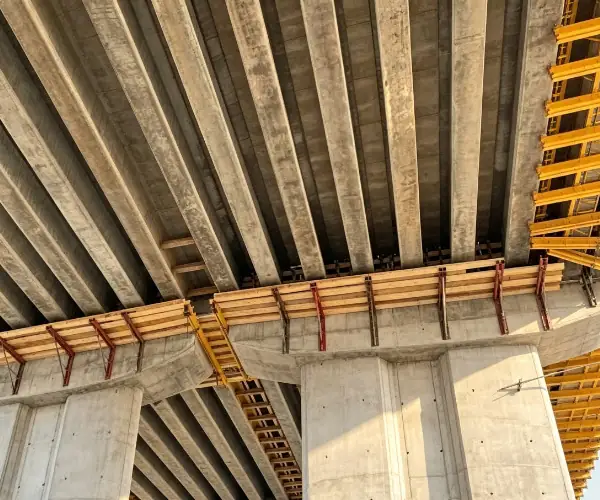 Puentes y obras de infraestructura, encofrado de vigas de madera H20 para la construcción de puentes.