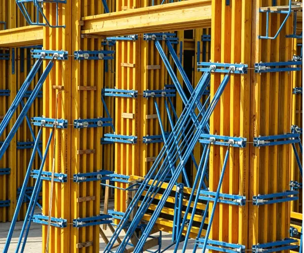 Sistema de encofrado de columnas con vigas de madera H20, encofrado vertical de columnas de hormigón.