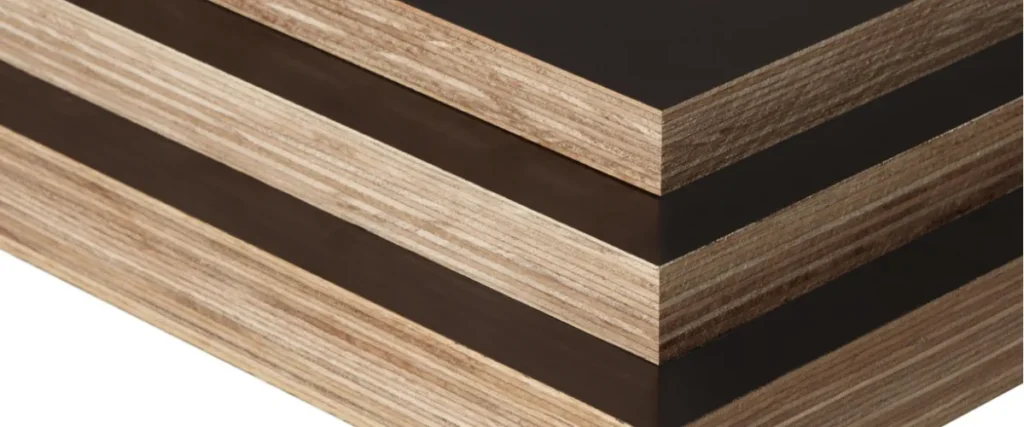 Comparación de materiales de núcleo de madera contrachapada revestida con película que muestra diferentes tipos de núcleos para aplicaciones de encofrado en la construcción.