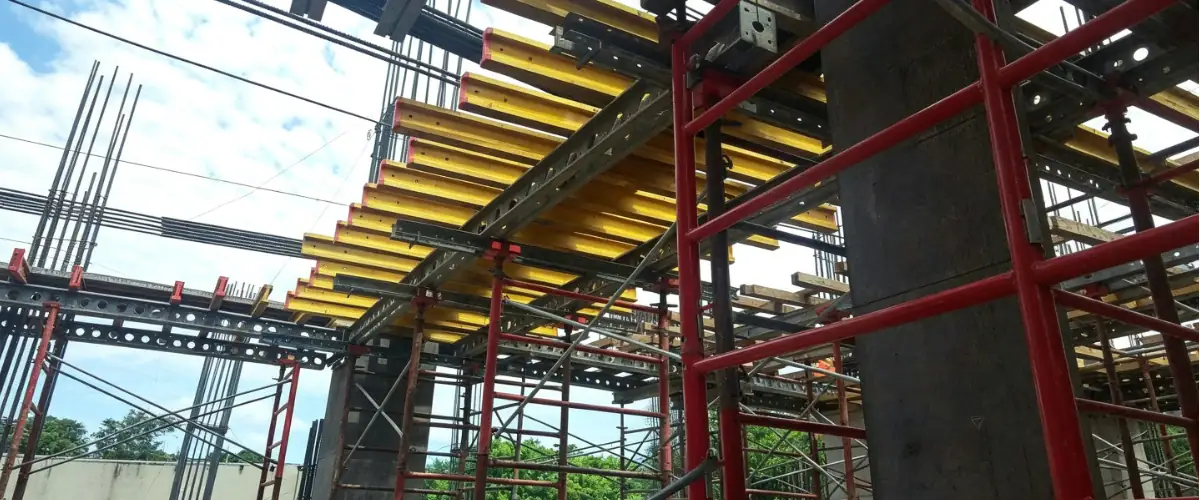 Viga de madera H20 utilizada en sistemas de encofrado de hormigón para soportar paneles de madera contrachapada y cargas de construcción.