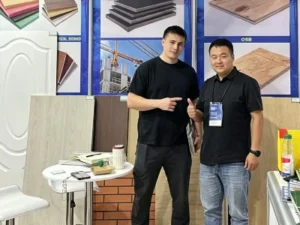 Plywood manufacturer meeting foreign customer at international exhibition, 400x300