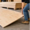Un panel de madera contrachapada estándar de 4×8 que muestra su tamaño, veta de la madera y grosor como referencia de peso.