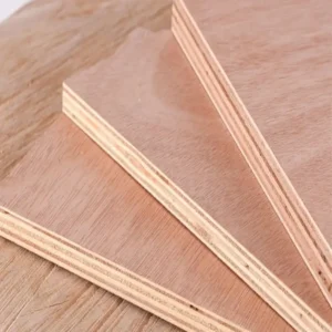 Chapa de compensado Bintangor, face folheada em tons de rosa e vermelho, superfície lisa, para móveis e construção.