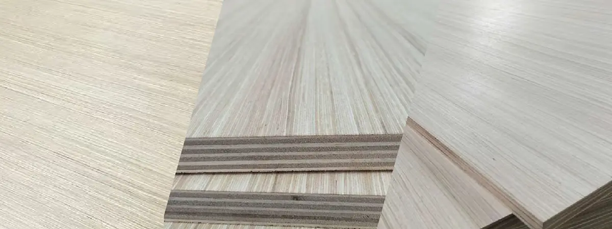 Textura detalhada da madeira compensada EV, destacando os veios uniformes da madeira e o acabamento de alta qualidade.