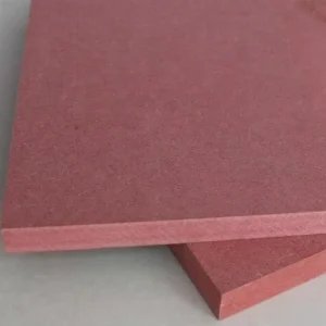 Placas de MDF retardantes de fogo (FR) com núcleo vermelho para aplicações internas e comerciais.