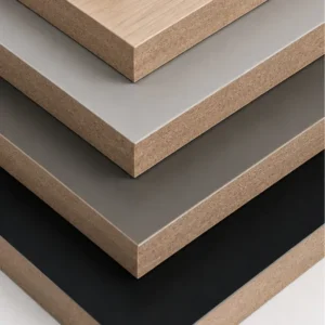 Placa de MDF revestida com melamina branca lisa, núcleo uniforme, superfície resistente a riscos.