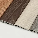 Accessoires pour revêtements de sol SPC, notamment profilés en L, profilés de réduction et profilés en T, présentés avec les lames de revêtement de sol SPC assorties.
